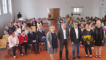 Bild: gz
Viele lobende Worte und Geschenke darf Bianca Ederer (Zweite von rechts), insbesondere von Schulamtsdirektorin Christine Söllner, Bürgermeister Reiner Gäbl, Elternbeiratsvorsitzenden Bernd Reil und Schulleiterin Katharina Merther (von rechts) entgegennehmen.