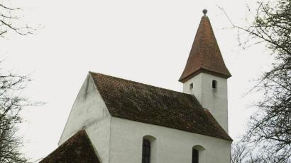 Bild: exb
St. Joseph in Niederärndt ist im Baustil eine einfache und in der Innenausstattung schlichte Kirche geblieben: Bis heute kann man hier die Atmosphäre der Romanik atmen.