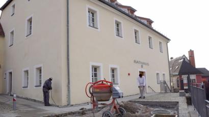 Bild: bkr
Das Kulmainer Rathaus ist nach der Sanierung bezugsfertig. Lediglich im Außenbereich sind die Arbeiten noch nicht ganz beendet.