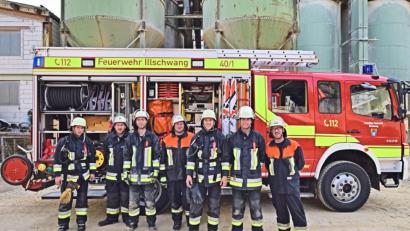 Bild: no
Die Aktiven der Feuerwehr Illschwang warten vor dem Betriebsgebäude auf den Einsatzbefehl von Jörg Flierl.