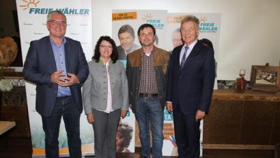 Bild: ral
Die Kandidaten der Freien Wähler - von links Richard Tischler und Maria Schlögl für den Bezirkstag, Alfred Jäger und Joachim Hanisch für den Landtag - skizzierten im Restaurant "Miesberg" ihre politischen Ziele.