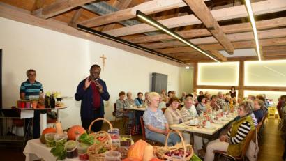 Bild: bey
Die Senioren der Pfarrgemeinde feiern Erntedank.