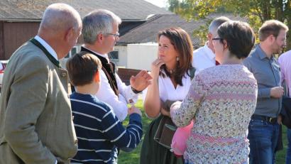 Bild: anv
Landwirtschaftsministerin Michaela Kaniber (Zweite von rechts) besucht den Hof der Familie Schönberger (ab Zweiter von links) in Haselmühl und stellt sich den Fragen von Landwirten aus der Region.