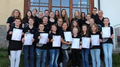 Bild: bph
Freudestrahlend präsentieren die ausgezeichneten Jungbläser ihre Urkunden im Kreis ihrer Orchesterkollegen zusammen mit den musikalischen Leiter Markus Ferstl (Zweiter von rechts) und der Leiterin des Nachwuchsorchesters Karin Raab (links).