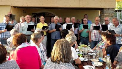 Bild: ibj
Zur heiteren Stimmung tragen die Lieder der Hahnbacher Sänger bei der Weinprobe teil.