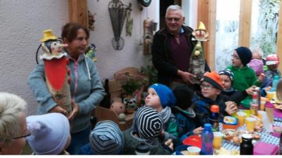 Bild: exb
Rudolf Standfest und ein Mitglied des OGV Bärnau überreichen bei der Gartenaktion dem Kinderhaus "Unsere kleine Welt" Pinoccio-Spielfiguren.