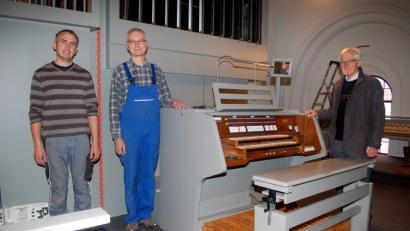 Bild: fjo
Beim renommierten Orgelbauer Rainer Kilbert (Mitte) aus Lappersdorf und seinem Mitarbeiter weiß Pfarrer Georg Hartl (rechts) die Überholung der Kirchenorgel in guten Händen.