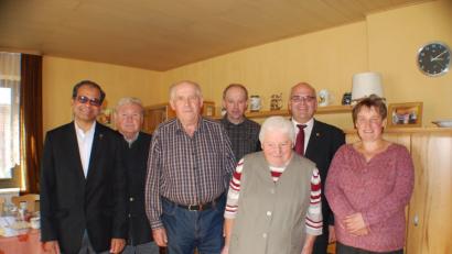 Bild: enz
80 Jahre alt wurde Maria Brucker aus Altmugl. Es gratulierten: Tochter Irene Lobinger, Bürgermeister Klaus Meyer, Sohn Klaus, Ehemann Walter, der Seniorenbeauftragte Franz Danhauser und Pfarrer George Parankimalil (von rechts).
