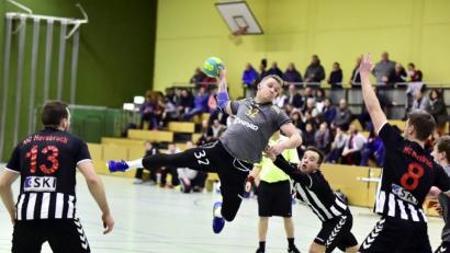 Bild: Hubert Ziegler
David Zilak (Mitte am Ball) fliegt auch in der neuen Saison für die HG Amberg. Auf seine Tore zählt Trainer Roman Will – am besten gleich im Auftaktspiel zu Hause gegen Absteiger SV Buckenhofen.