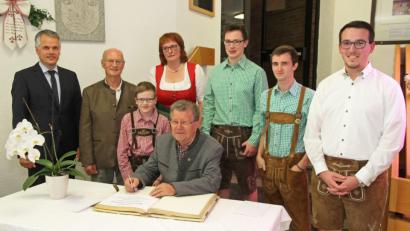 Bild: nm
Bürgermeister Thomas Meiler (links) lädt zum Rathausempfang und zum Eintrag in das Goldene Buch ein. Dabei sind unter anderem Willi Jakob, Luca Preisinger, Schützenmeisterin Bettina Gillitzer-Sailer, Josef Pohl, Konstantin Sailer, Marco Vogl und Maximilian Sailer (von links).
