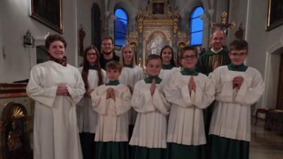 Bild: exb
Der vier neuen Ministranten mit ihren Gruppenleitern, Pfarrer Johann Hofmann und Pastoralreferentin Maria Wagner.