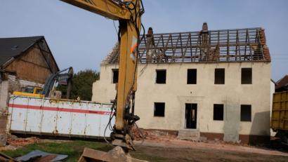 Bild: do
Der Abbruch von Wohnhaus und Scheune in der Vorbacher Hauptstraße durch die Eschenbacher Tiefbaufirma Bitterer ist in vollem Gang. Auf dem Gelände baut die Gemeinde 2019 ein Wohnhaus für sechs Familien.
