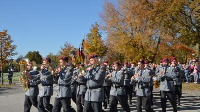 Bild: dob
Mit allen militärischen Ehren legten 186 Rekruten am Mittwochnachmittag ihren Eid auf die Bundesrepublik Deutschland ab.