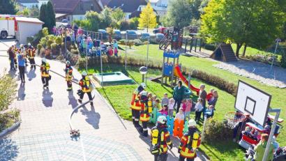Bild: ü
Alles klappt wie am Schnürchen bei der Großübung zum Abschluss der Brandschutzerziehung im Kinderhaus St. Elisabeth: Ruckzuck sind die Mädchen und Buben evakuiert und die Feuerwehr vor Ort, um den angenommenen Brand zu löschen und die vermisste Person zu retten.