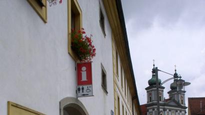 Bild: exb
Am Johannisplatz gibt es wieder einen kostenfreien öffentlichen Wlan-Zugang. Die Antenne ist an der Tourist-Info montiert, die Technik dazu im Obergeschoß der Stadtbücherei.