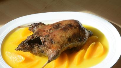 Bild:  Gabi Schönberger
Die Ente zieht zuerst in Salzwasser sanft gar, bevor sie in den Backofen kommt.