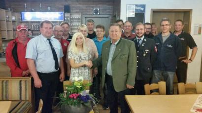 Bild: rdh
Roland Heldwein (Zweiter von links) begrüßt Sabine Baier (Mitte). Seit 6. Oktober ist sie die neue Pächterin der Mehrzweckhalle. Auch Mehrzweckhallenbeauftragter Michael Heldwein (rechts vorne) freut sich über diese Entwicklung. Zu offiziellen Begrüßung sind auch die Eltern der Wirtin sowie die Thanhausener Vereinsvertreter gekommen.