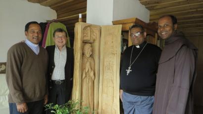 Bild: Hirsch
Hans Schuierer (Zweiter von links) überreichte eine Spende von 1000 Euro an die indischen Geistlichen Bacju Tulian, Paul Antony Mullassery und Francis Lawrance. (von links).