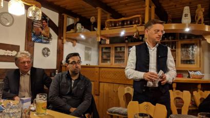 Bild: exb
Als erster Kunde überhaupt konnte der CSU-Abgeordnete Tobias Reiß eine Landkreis-Weste nach dem Vorbild des Landkreis-Jankers beim politischen Stammtisch in Plößberg probieren.