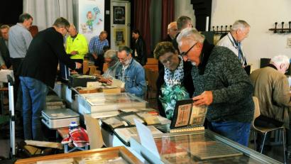 Bild: gfr
Mit dem Andrang beim Großtauschtag des Briefmarkensammlervereins 1904 Amberg ist Vorsitzende Hans Dietmayr mehr als zufrieden gewesen.