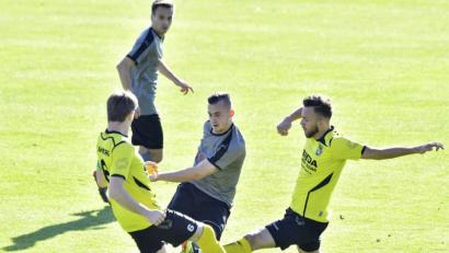 Bild: Ziegler
FC-Kapitän Heiko Giehrl (links) und Siegtorschütze Roman Reinhardt (rechts) blocken den Schuss des Ensdorfer
Mittelfeldspielers Stefan Grabinger (Mitte) ab, beobachtet von DJK-Spielmacher Julian Trager (hinten).