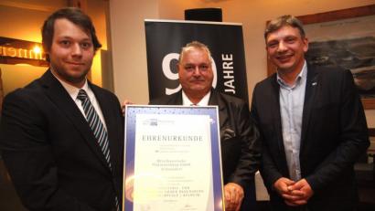 Bild: Hirsch
IHK-Geschäftsführer Manuel Lischka (rechts) überreichte Markus Wittmann (Mitte) und Sohn Aike (links) eine Ehrenurkunde der Industrie- und Handelskammer.