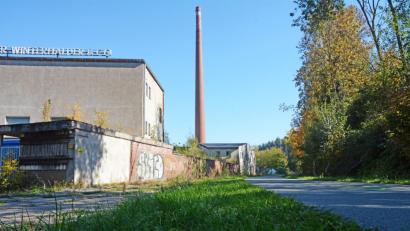 Bild: Schönberger
Das Thema Altlasten aus der Glasindustrie wird Stadt und Landkreis noch lange beschäftigen. Allerdings gibt es Überlegungen, Teile des ehemaligen Tritschler-Areals stehen zu lassen und für Kulturveranstaltungen zu nutzen.