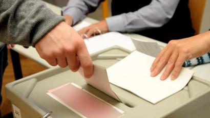 Bild: Petra Hartl
Kommenden Sonntag herrscht wieder reger Betrieb an den Wahlurnen, allerdings entscheiden sich weniger Wähler als noch zur Landtagswahl in 2013 für den Gang in das Wahllokal.