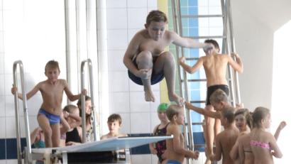 Bild: Hirsch
Nach einer Woche konnten fast alle Kinder schwimmen und sprangen sogar vom Einmeterbrett ins Wasser.