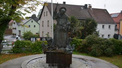 Bild: jr
Dieser Brunnen am Kirchplatz erinnert an den aus Konnersreuth stammenden seligen Pater Liberat Weiß, der einst in Äthiopien zu Tode kam. Zwei Bischöfe aus dem afrikanischen Land kommen am Samstag anlässlich des Weltmissionssonntags in die Pfarrei St. Laurentius.