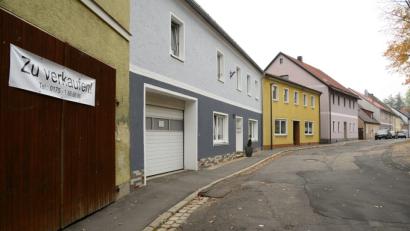 Bild: bey
Im Rahmen der Städtebauförderung ist auch der Erwerb von Gebäuden möglich. In der Stadtratssitzung am Dienstagabend macht Bürgermeister Rainer Rewitzer deutlich, dass Verkaufsabsichten von Grundstückseigentümer oftmals sichtbar sind.