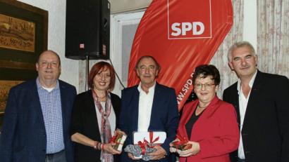 Bild: stg
Uli Roth (rechts) und Rainer Fischer (links) bedanken sich bei Jutta Deiml (Zweite von links) und Brigitte Scharf (Zweite von rechts) für ihren Einsatz im Wahlkampf sowie bei SPD-Bezirksvorsitzendem Franz Schindler (Mitte) für seinen Besuch beim Wahlkampfabschluss in Kemnath.