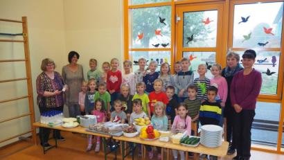 Bild: gz
Im Beisein des Kindergartenpersonals stellte Margarete Lukas-Fuchs mit den Kindern frische Butter her.