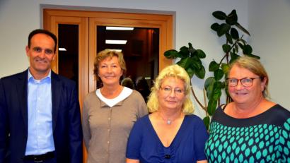 Bild: aja
Tipps in Sachen Nachbarschaftshilfe holt sich (von links) Bürgermeister Hans-Jürgen Strehl von Elisabeth Ludwig (Nachbarschaftshilfe Neukirchen-Etzelwang), Karin Larsen-Lion (Nachbarschaftshilfe Pyrbaum) und Waltraud Lobenhofer (AOVE)).
