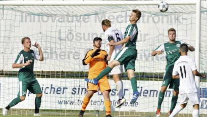 Bild: Hubert Ziegler
Eine gefährliche Situation im Strafraum der DJK Gebenbach (grüne Trikots) vor Torhüter Michael Nitzbon (Mitte). Zwar hat der Spitzenreiter mit 45 Treffern in 15 Spielen die beste Offensivabteilung der Fußball-Bayernliga Nord, allerdings kassierte er auch schon 21 Gegentreffer. Zu viele nach dem Geschmack von Trainer Faruk Maloku. Der mahnt ein kompaktes Abwehrverhalten an.

Bild: Ziegler