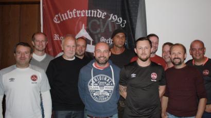 Bild: exb
Bürgermeister Konrad Kiener (Zweiter von links) freute sich über das Engagement der Clubfreunde im Gemeindeleben. Der Verein geht mit (von links) Stefan Fiedler, Gerhard Rahn, Reinhard Riedl, Matthias Kiener, Christian Hägler,
Roland Dinkelmeyer, Alexander Fiedler, Michael Schärtl, Christian Liebl und Georg Lang in die nächsten drei Jahre.