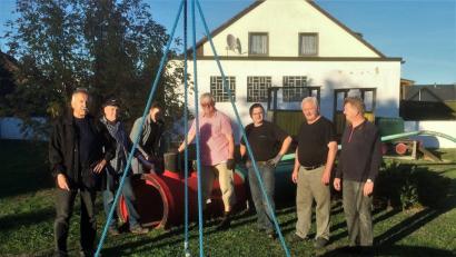 Bild: sei
Der Siedlervorstand greift zu Werkzeug und Pinsel und bringt den Spielplatz in der Kreuzäckersiedlung auf Vordermann.
