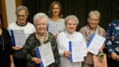 Bild: le
Ein Dankeschön für die langjährige Mitgliedschaft beim Katholischen Frauenbund erhalten von Vorsitzender Christina Schaller, Lucie Meißner, Anna Grünwald, Petra Buckmann, Herta Brunner und Gertrud Blödt (von links). Bezirksvorsitzende Cornelia Schreffl (rechts) gratuliert.


Bild) Dankeschön am Erntedank für langjährige treue Mitgliedschaft gab es für: Christina Schaller, Vorsitzende, Lucie Meißner, Anna Grünwald, Petra Buckmann, Herta Brunner, Gertrud Blödt und Bezirksvorsitzende Cornelia Schreffl.


Bild: le