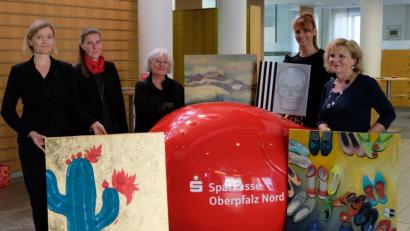 Bild: exb
Die Sparkasse in Weiden wird bunter. Geschäftsstellenleiterin Katja Beer (Zweite von links) begrüßt die Künstlerinnen Barbara Wilmers-Hillenbrand, Edith Baldauf, Nicole Y. Matschiner und Gerti Münch (von links).