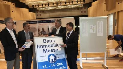 Bild: eig
Sie freuen sich schon auf die Bau- und Immobilienmesse: von rechts Bürgermeister Jens Meyer, Gunnar von Grawert-May (messe.ag), Detlev Haas (Oberpfalz-Medien) und Johannes Häring (Max-Reger-Halle).