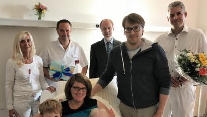 Bild: exb
Klein-Moritz (vorne, Mitte) wird sich später sicher nicht mehr daran erinnern, darf aber auch dann noch stolz datauf sein, im Jahr 2018 das 500. Baby am St.-Anna-Krankenhaus gewesen zu sein. Darüber freuten sich auch (hinten, von links) Hebamme Gerda Schmidt-Kretschmer, Stationsleiter Christian Haubner, Vorstand Klaus Emmerich, Chefarzt Dr. Sascha Vietoris; (vorne, von links) sowie die Eltern Melanie und Oliver Schmidt mit ihren Kindern Felix, Moritz und Hannah.