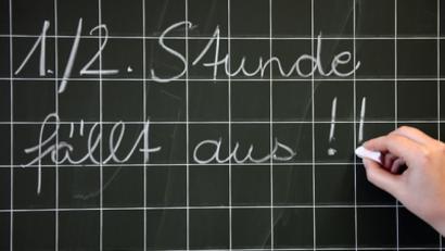 Bild:  Caroline Seidel/dpa
Nicht nur an Grundschulen fallen viele Unterrichtsstunden aus. Die Kultusminister rechnen mit einem akuten Lehrermangel.