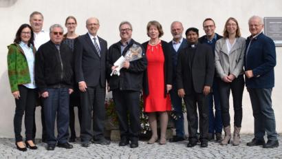 Bild: exb
Pfarrer Herbert Rösl (Fünfter von links), Kaplan William Akkala (Vierter von rechts) und Repräsentanten der Pfarreiengemeinschaft gratulierten Pastoralreferent Andreas Hartung (Sechster von links) zum Dienstjubiläum