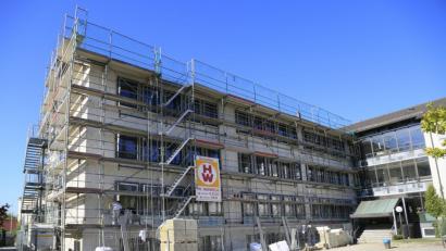 Bild: Hösamer
Die Arbeiten an der Grund- und Mittelschule laufen seit Juli und liegen bislang im Zeitplan.