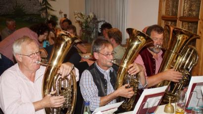 Bild: mmj
Werner Eder, Michael Knott und Reinhard Zilk (von links), drei Urgesteine in der Reihe der Stammtischmusikanten, sind beim Musikantenstammtisch immer dabei.