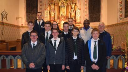 Bild: exb
Die Vorsitzenden der KLJB Kulz mit den neu aufgenommenen Mitgliedern, Pfarrer Eugen Wismeth und Pfarrer Norbert Okoledah.