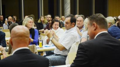 Bild: gsb
Nahezu zweieinhalb Stunden verfolgen die meisten der rund 100 Zuhörer die Reden beim Wahlkampfabschluss der AfD in Neustadt.