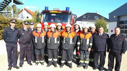 Bild: es
Strahlende Gesichter von acht Tännesberger Feuerwehrleuten, die als erste nun auich das Leistungsabzeichen in Bronze des Kreisfeuerwehr-Verbandes Herford besitzen. Auf dem Foto sind auch Führungskräfte.