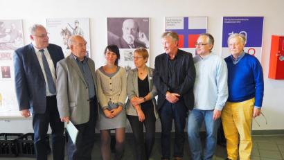 Bild: Bühner
Sie sind die Hauptakteure am deutsch-tschechischen Tag (von links): Bürgermeister Lothar Höher, Zeitzeuge Rudolf Tomsu, Anett Browarzik vom Tschechischen Zentrum München, Studiendirektorin Andrea Hielscher von der Staatlichen Akademie für Übersetzten und Dolmetschen, Zeitzeuge Rudolf Cerny, Harald Krämer von der VHS Weiden-Neustadt und Tschechien-Experte Hans Wurm.