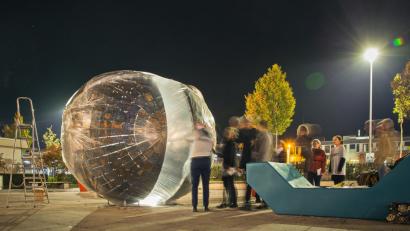 Bild: exb/ Amberger Künstlerkollektiv
Protestaktion gegen AfD-Versammlung: Amberger Künstler verhüllen in der Nacht zum Donnerstag zehn Kunstwerke in der Stadt.